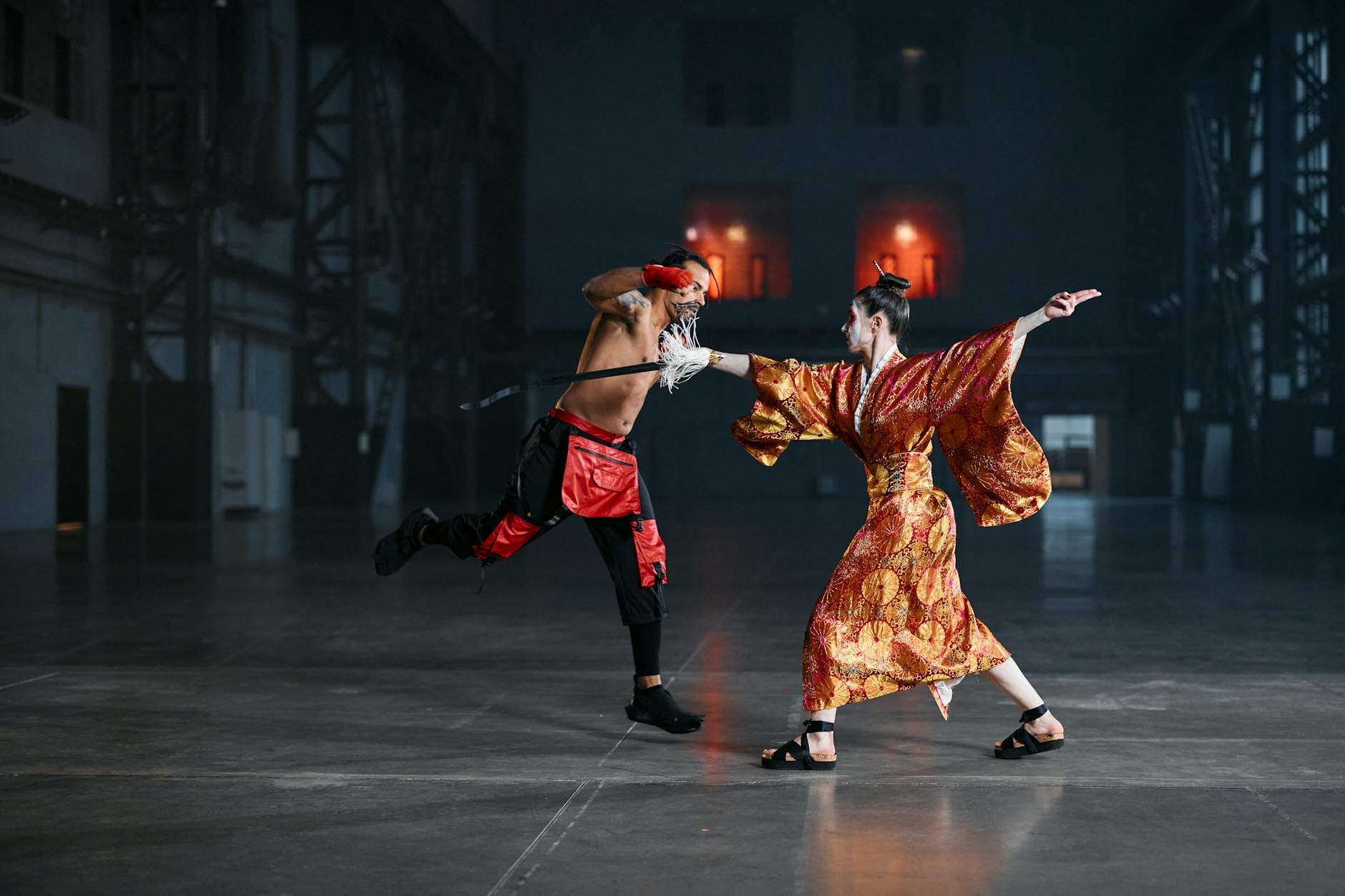 Pojedynek dwóch samurajów w tradycyjnych strojach w półmroku