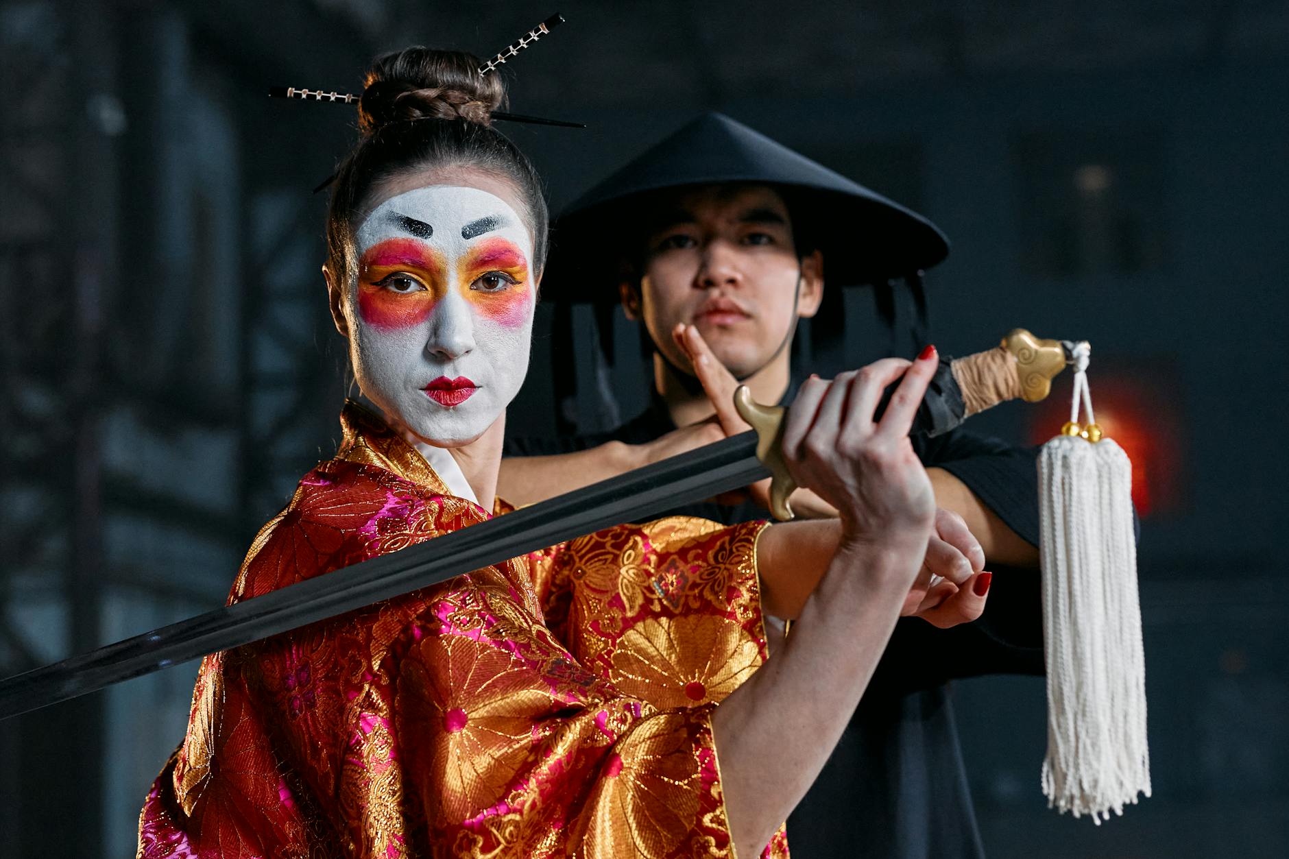 Gejsza i ninja w tradycyjnych strojach w dramatycznej pozie