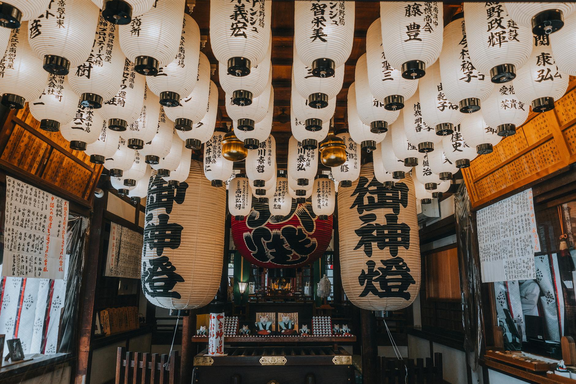 Japońskie lampiony w świątyni w Osace podczas wieczornego rytuału