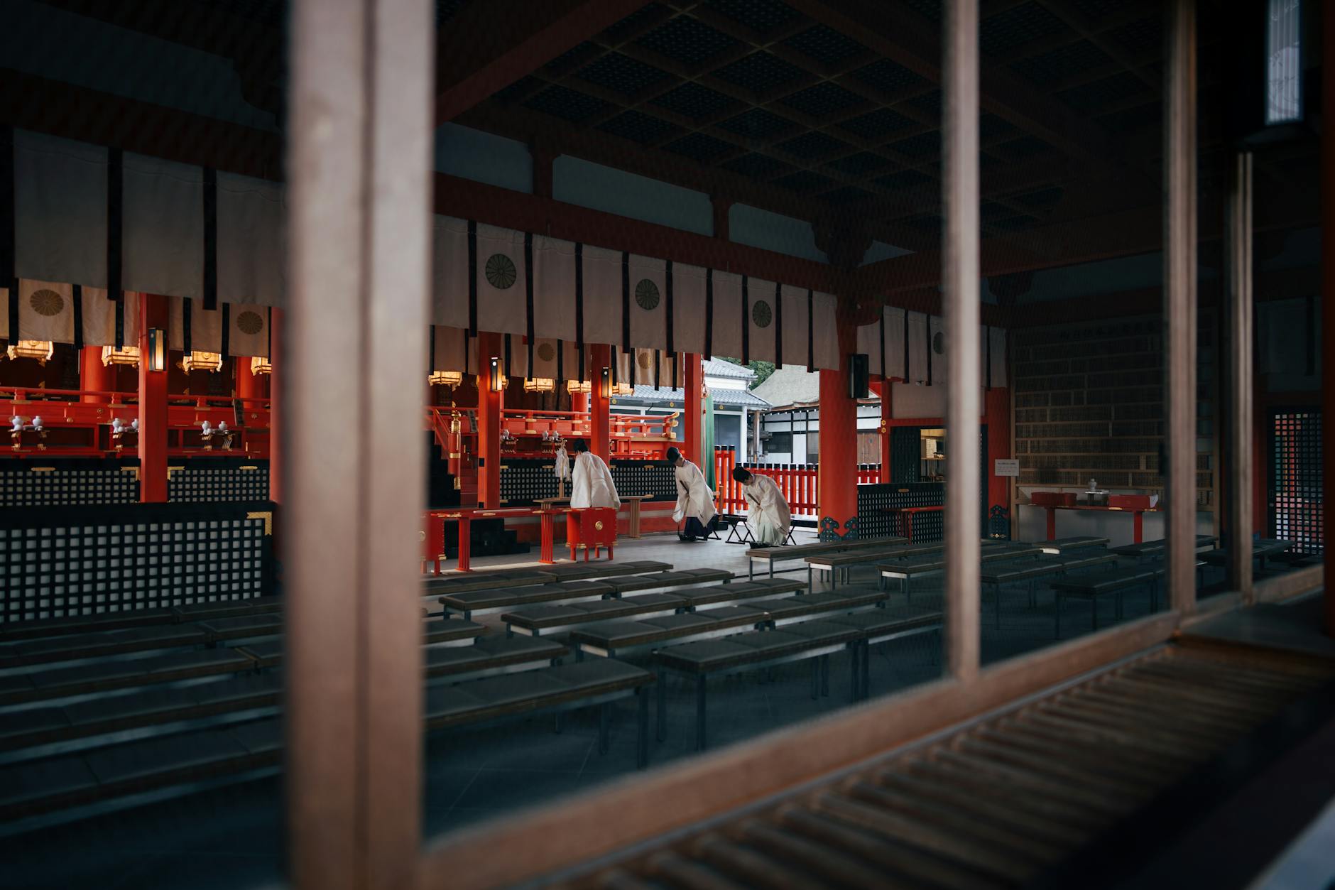 Kapłani w świątyni Kioto przygotowują się do tradycyjnej ceremonii