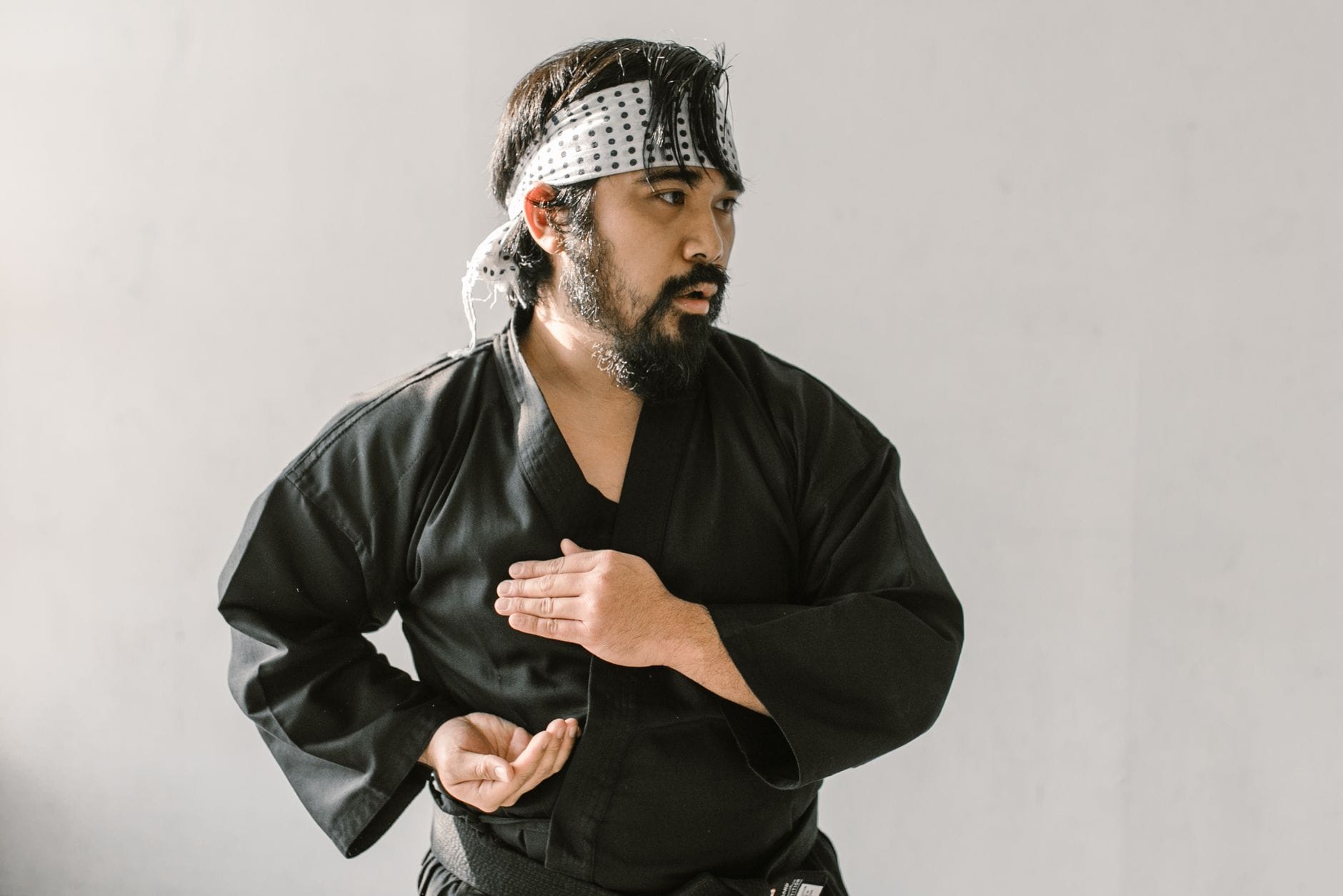 Rola senseia w kendo: mistrz, trener czy przewodnik po budō i jak zdrowo ułożyć relację uczeń–nauczyciel w dojo Brodaty adept sztuk walki ćwiczy technikę samoobrony w dojo