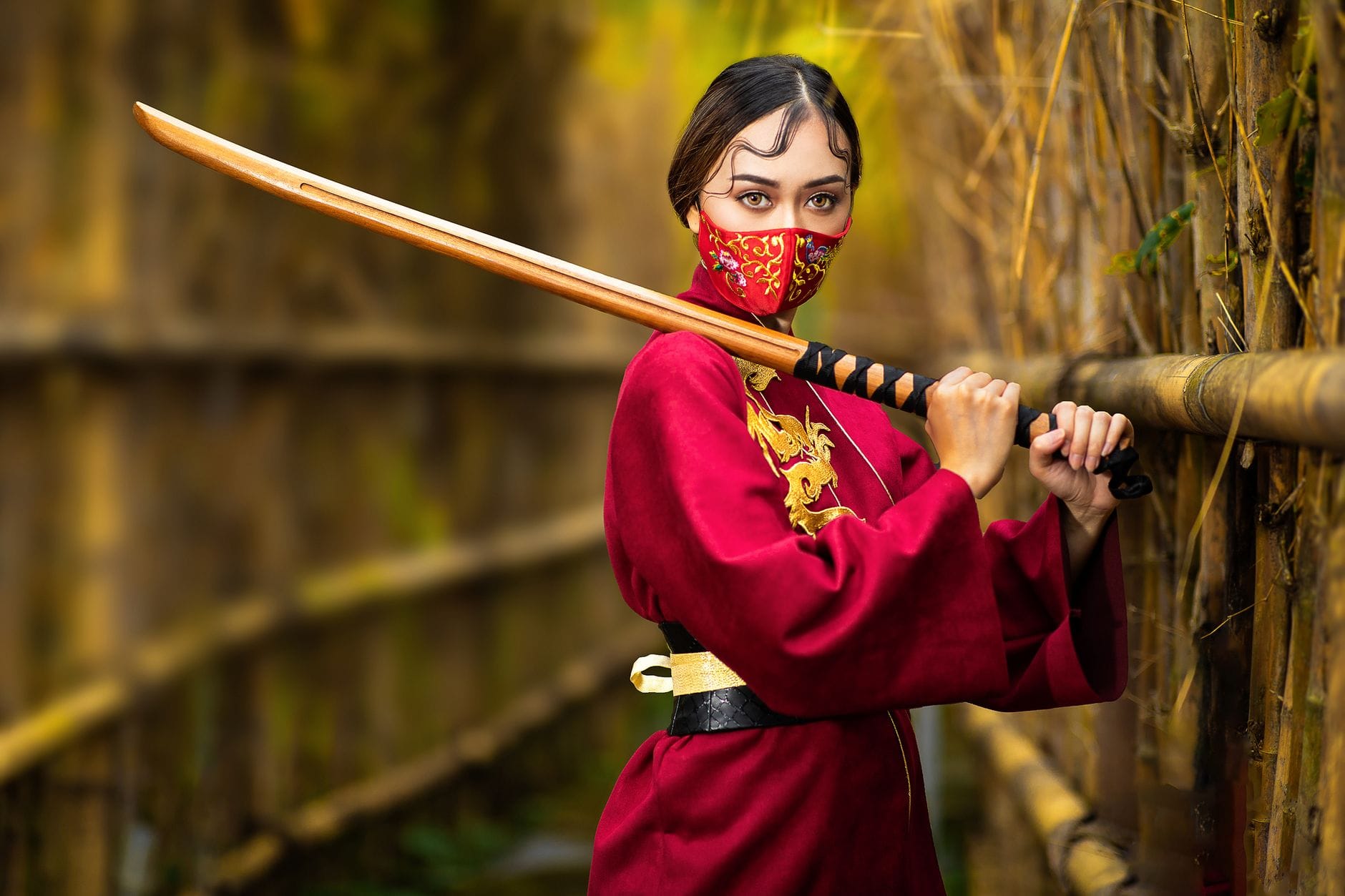 Kobieta w masce z bambusowym shinai na moście, inspirowana samurajami