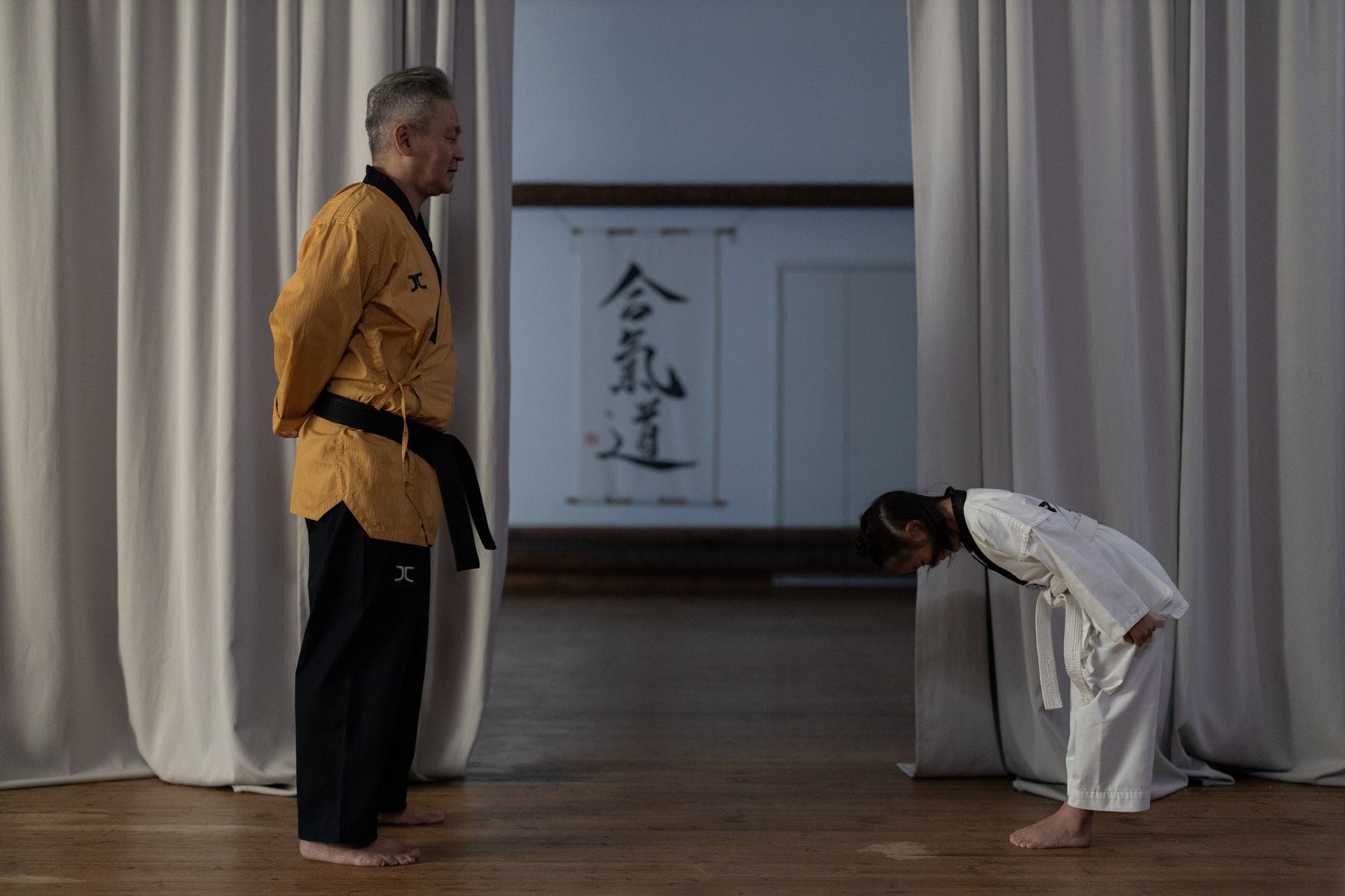 Sensei i dziecko w dojo kendo składające sobie ukłon z szacunkiem