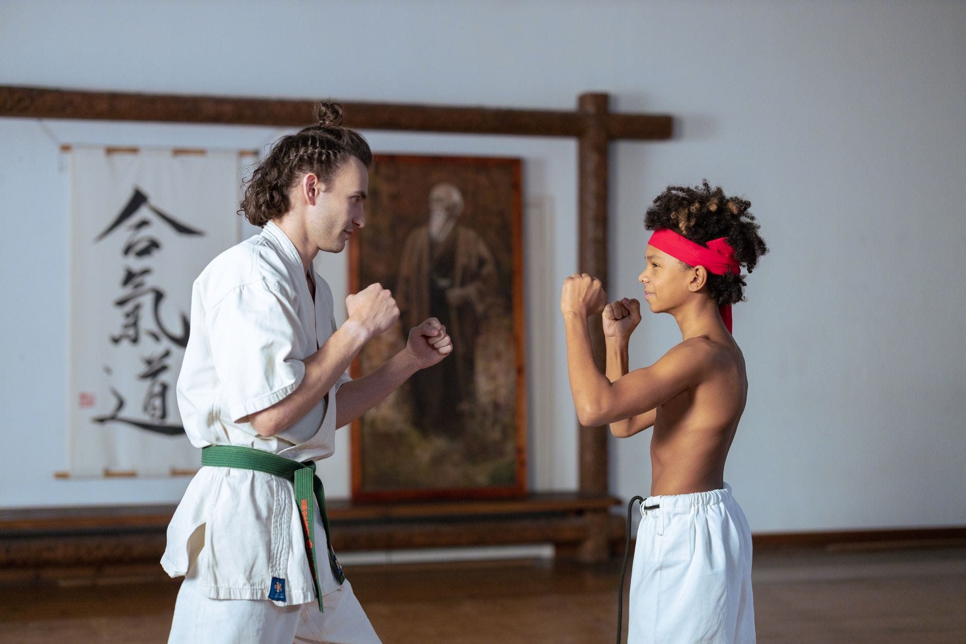 Sensei poprawia postawę ucznia podczas treningu sztuk walki w dojo