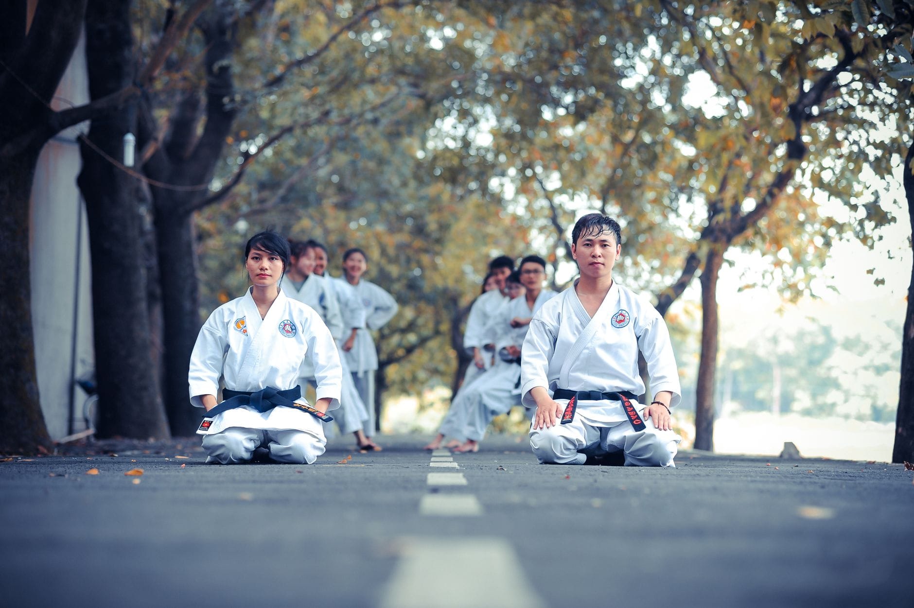 Trening karate na świeżym powietrzu w słoneczny dzień
