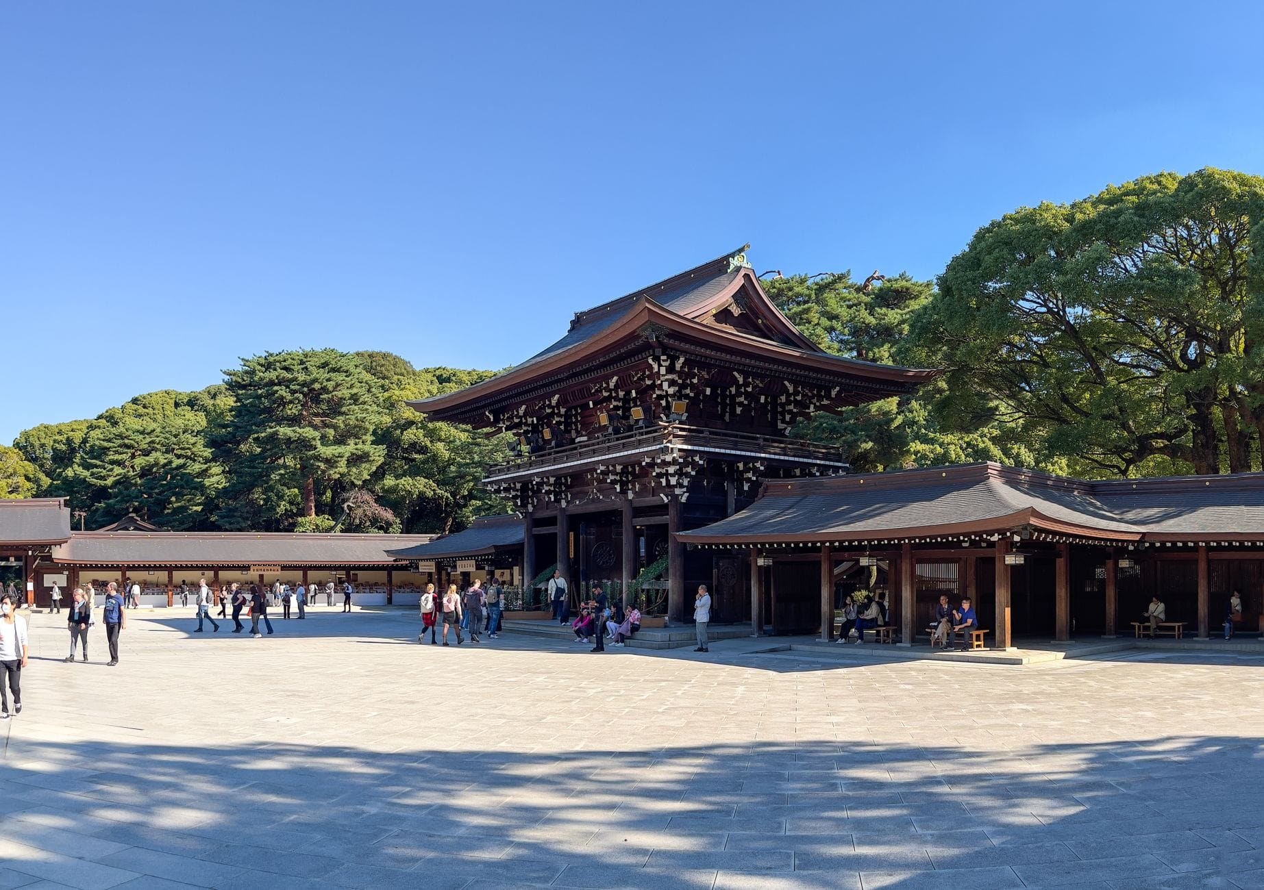 Architektura chramu Meiji wśród bujnej zieleni w Tokio