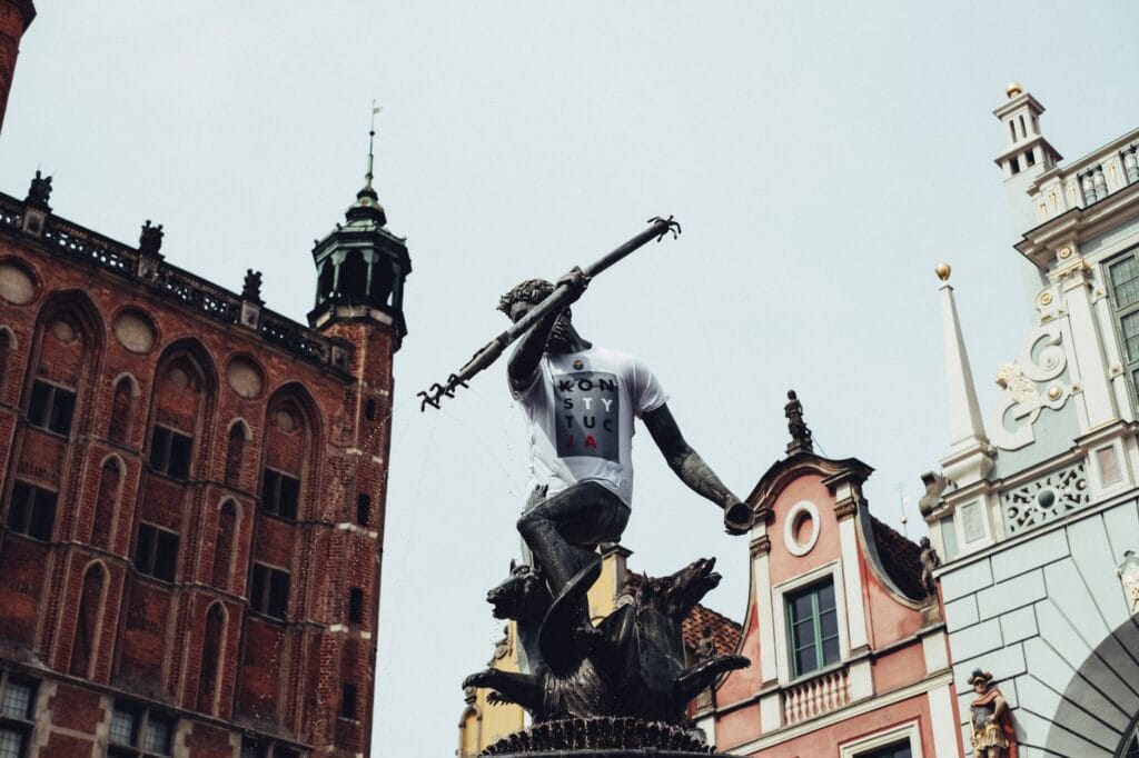 Fontanna Neptuna w Gdańsku z detalami arch