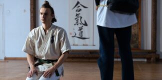 Oblany egzamin na stopień kyu lub dan: jak poradzić sobie z poczuciem porażki i wstydu Zawodnik sztuk walki klęczący w tradycyjnym stroju w dojo